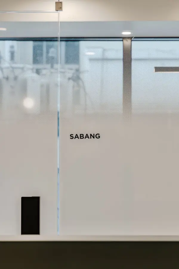 반투명 유리 파티션이 돋보이는 모던 오피스